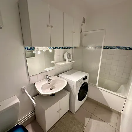 Grand à Deux Pas De La *